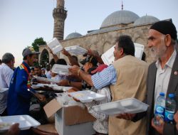 Kent meydanında iftar coşkusu